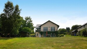 A two-story house with a large front lawn, a garage, and a small shed. - Ferienwohnung, Zemitz (Zemitz)