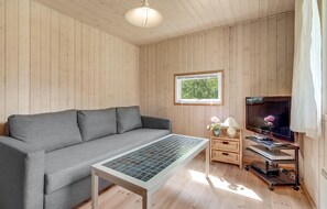 TV, fireplace, DVD player, foosball - Amazing home in Væggerløse with WiFi (Væggerløse)