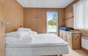 3 bedrooms, travel crib, free WiFi - Awesome home in Væggerløse with WiFi (Væggerløse)