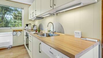 Fridge, microwave, stovetop, dishwasher