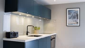 Apartament, vistes a la muntanya | Cuina bàsica privada | Microones, forn, placa de cuina i rentaplats