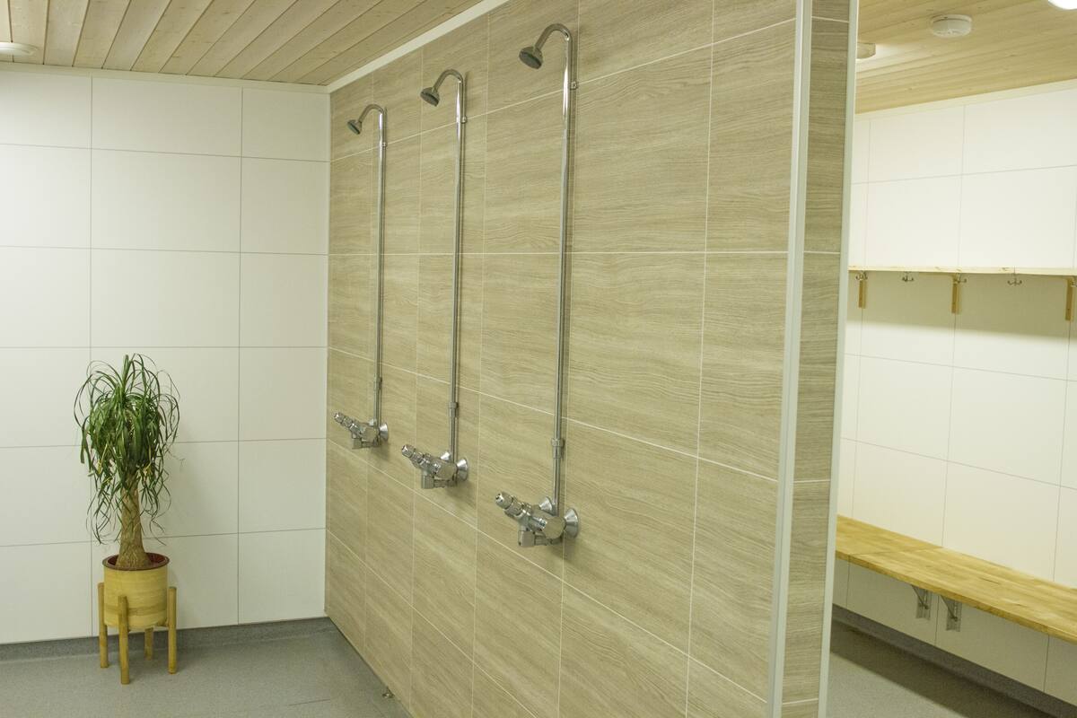 Mökki, patio | Kylpyhuoneen suihku