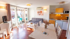 Smart TV - Countryside Holiday Home with Pool (Cassen)