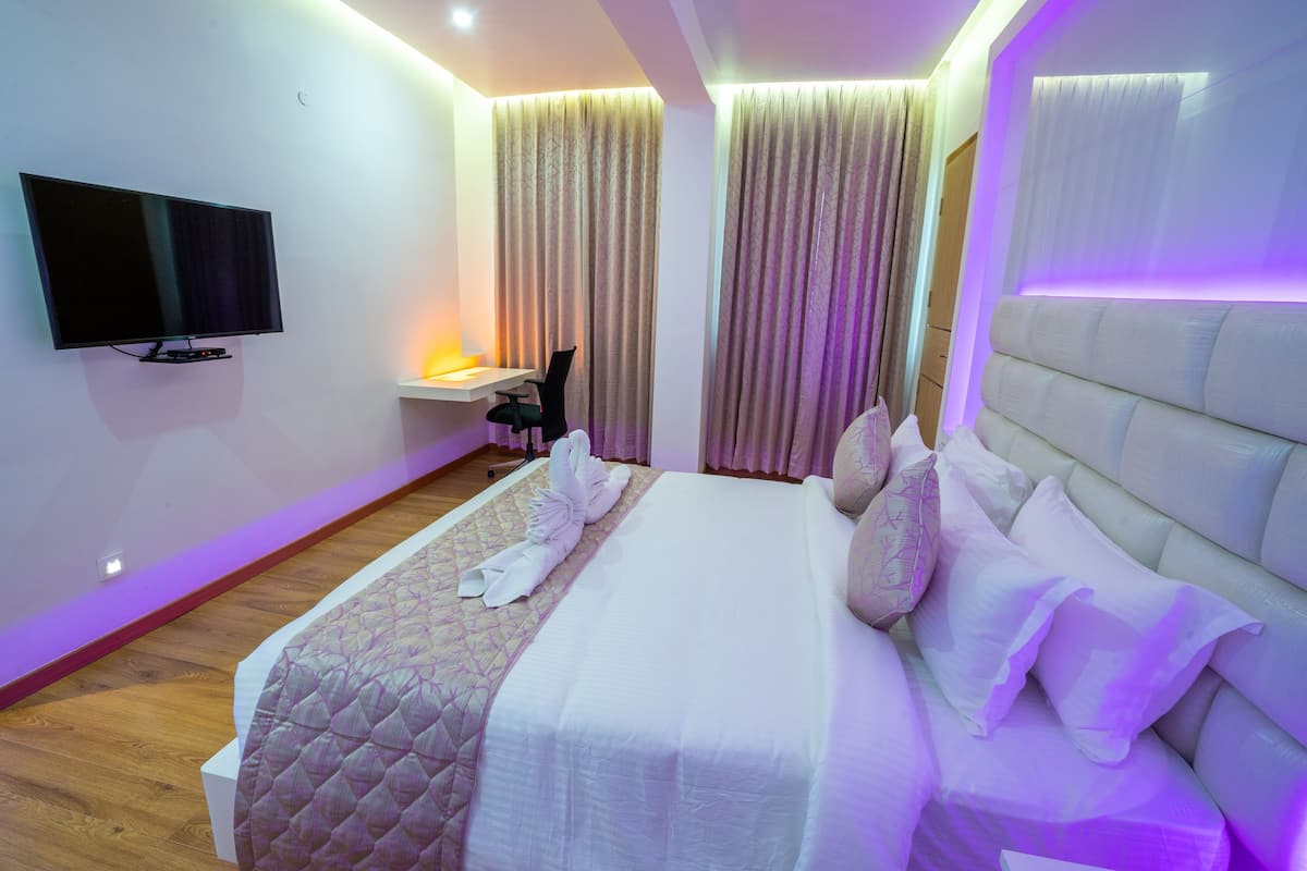 Ropa de cama de alta calidad, colchones con efecto memoria y minibar 