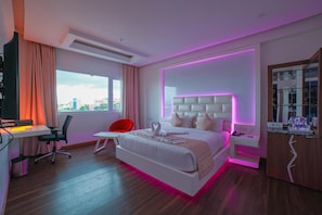 Hochwertige Bettwaren, Betten mit Memory-Foam-Matratzen, Minibar