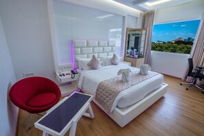 高級寝具、低反発ベッド、ミニバー、デスク