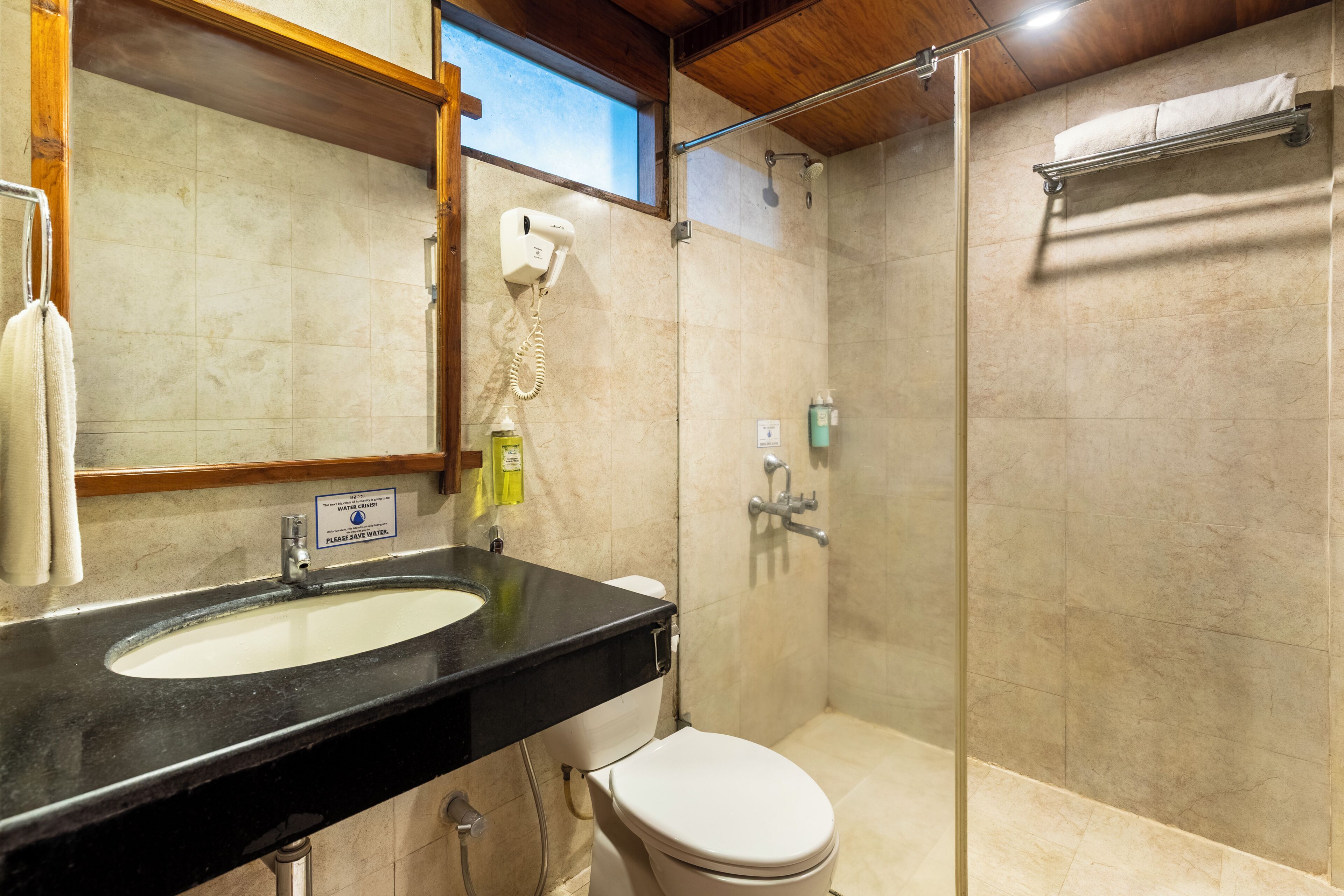 Habitación ejecutiva | Baño | Regadera, amenidades de baño gratuitas, toallas, shampoo 
