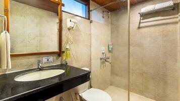 Habitación ejecutiva | Baño | Regadera, amenidades de baño gratuitas, toallas, shampoo