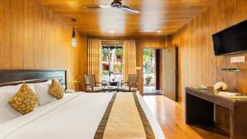 Pool Side Cluster | Desk, bed sheets