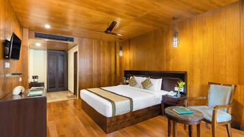 Pool Side Cluster | Desk, bed sheets