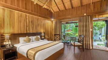 Cottage Room | Desk, bed sheets