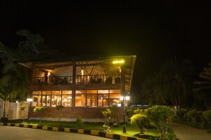 Fachada de la propiedad por la tarde o noche