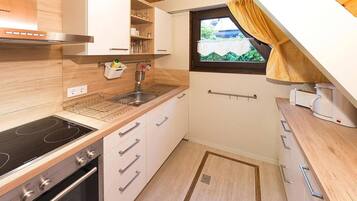 Kühlschrank, Herdplatte, Wasserkocher mit Kaffee-/Teezubehör