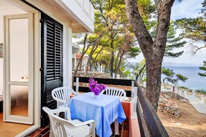 Outdoor dining - Elegant Resort Stay for 4 in Jelsa (Jelsa)