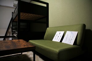 ห้องคลาสสิกพักรวม, หอพักรวม (Bed in 6-Bed) | เครื่องนอนป้องกันสารก่อภูมิแพ้, โต๊ะทำงาน, พื้นที่ทำงานแบบใช้แล็ปท็อป