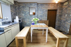 อพาร์ทเมนท์สำหรับครอบครัว | เครื่องนอนป้องกันสารก่อภูมิแพ้, โต๊ะทำงาน, พื้นที่ทำงานแบบใช้แล็ปท็อป