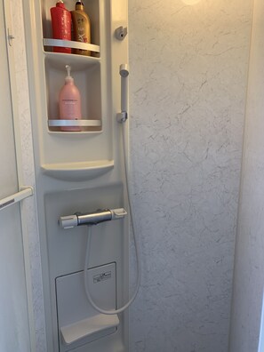 Family Apartment | Bathroom | Hair dryer, towels, soap, shampoo - Maru House - Hostel (Osaka)