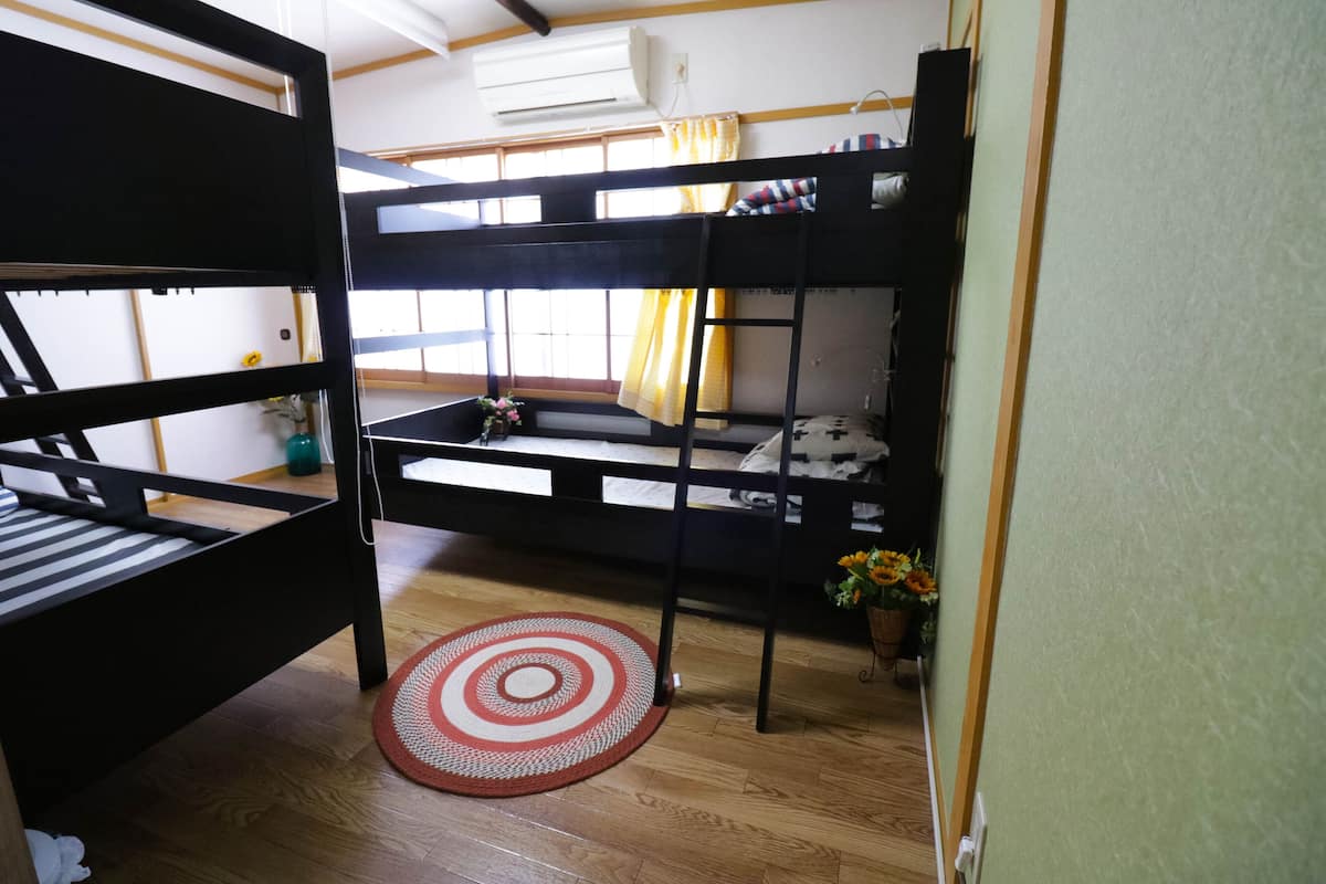 Ropa de cama hipoalergénica y escritorio 