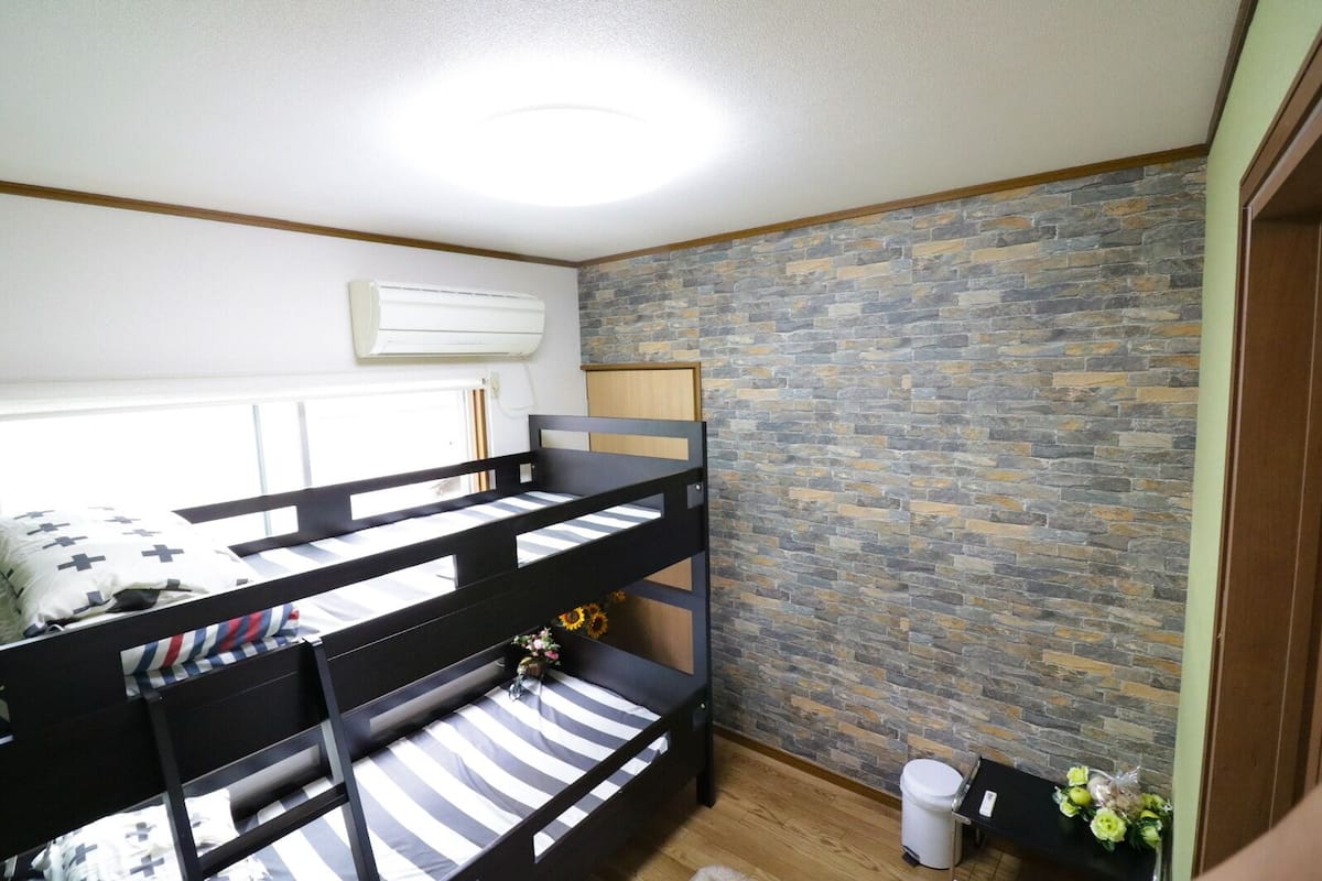 Ropa de cama hipoalergénica y escritorio 