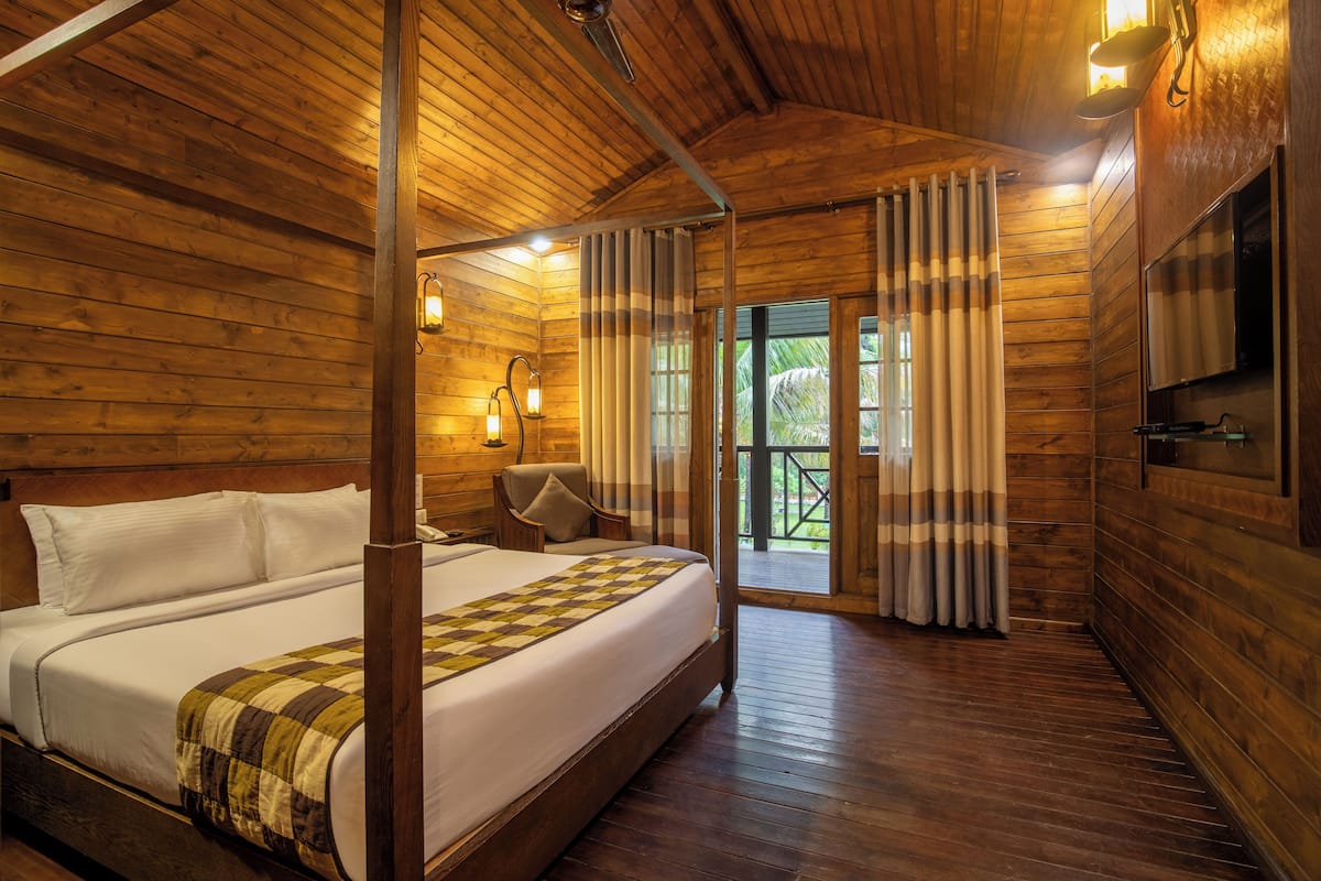 Luxury Room | In-room safe, bed sheets