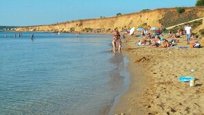 Une plage où l’on peut se baigner et bronzer.