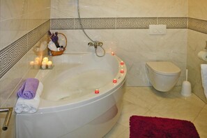 Baignoire, séchoir à cheveux