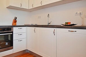 Réfrigérateur, un four, surface de cuisson, lave-vaisselle