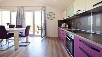 Frigorifero, microonde, forno, piano cottura