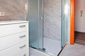Shower, hair dryer - Apartment in Starigrad near Beach & Paklenica (Starigrad Paklenica)