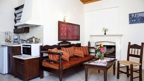Una sala acogedora con sofá, mesa de comedor y chimenea.