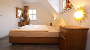 2 bedrooms, travel crib, free WiFi