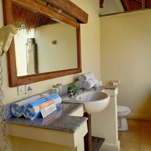 Hair dryer, towels, soap, toilet paper - Maisonette with ocean view (Kabupaten Karangasem)