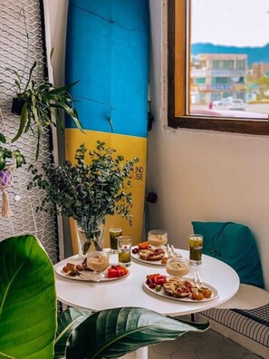 Tägliches inbegriffenes kontinentales Frühstück