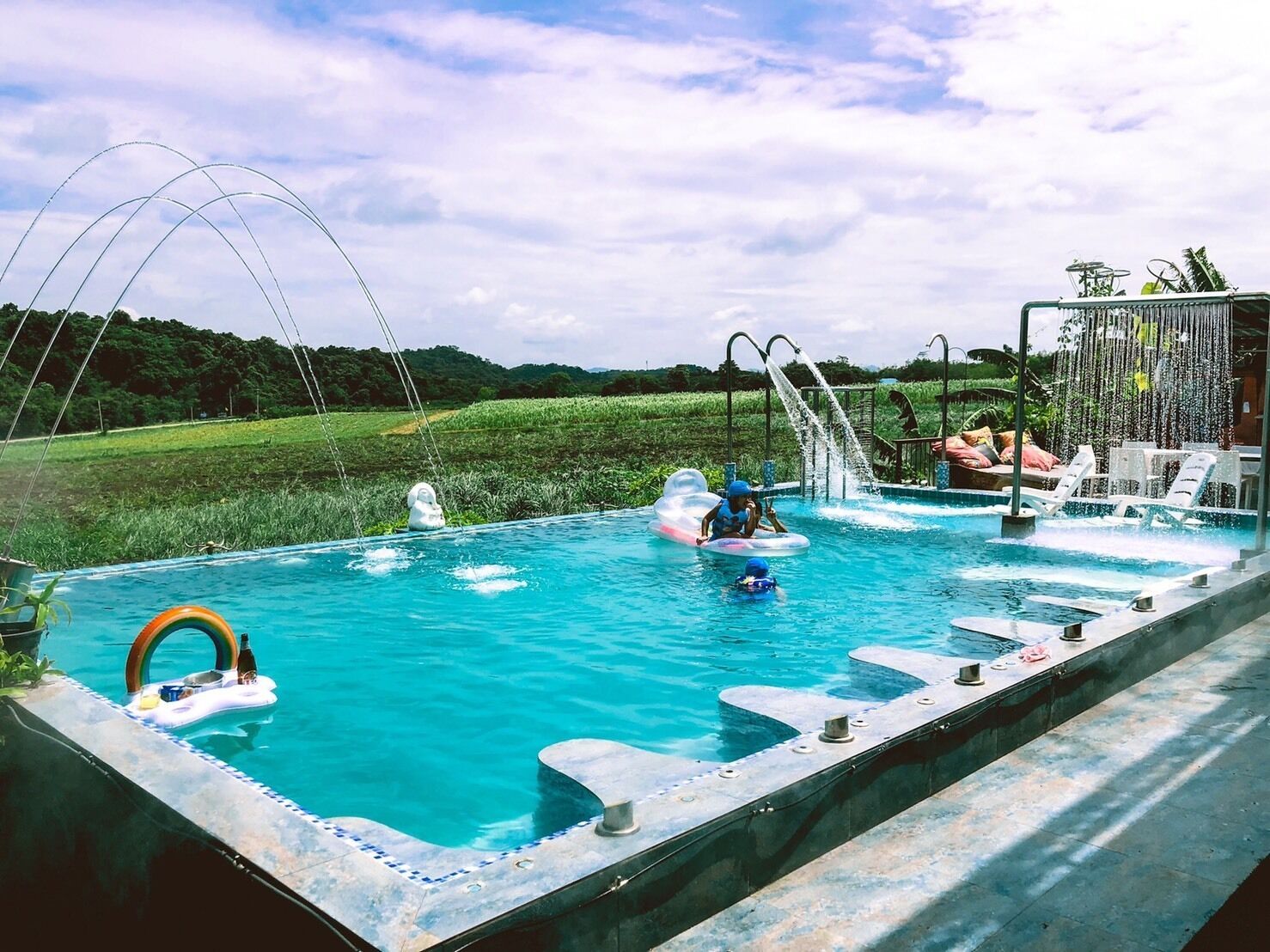 Utomhuspool och uppvärmd pool