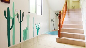 Un escalier avec des rampes en bois et des marches de couleur beige menant à un palier.