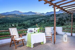 Outdoor dining - Home with Garden & Pool for All (Pemonia)