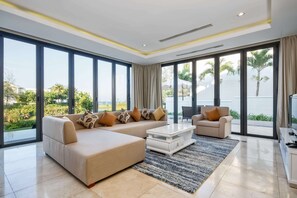 4 Bedroom Deluxe Villa, Partial Sea View | Salle de séjour | Télévision à écran plat de 40 pouces avec chaînes numériques