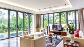 4 Bedroom Private Pool, Garden View | ห้องนั่งเล่น | ทีวีจอแบน