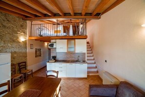 Refrigerador, microondas, parrilla de estufa y cafetera y tetera 