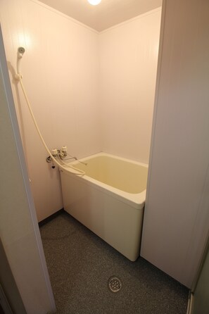 Apartamento tradicional (Japanese Style) | Baño | Secador de pelo, zapatillas, toallas y jabón