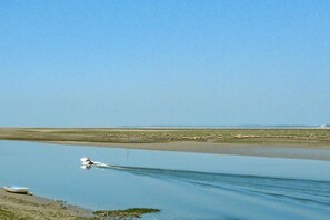 Beach nearby - Beachside Flat with Sunny Patio (Cayeux-sur-Mer)