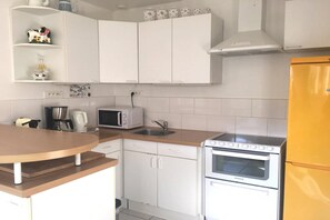 Kühlschrank, Mikrowelle, Ofen, Herdplatte