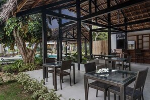 Outdoor dining - Bird of Paradise (Panglao)