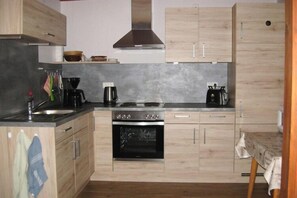 Fridge, microwave, oven, stovetop - Blockhaus in Rinchnach mit Panoramablick (Rinchnach)