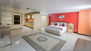 Een hotelkamer met een bed, nachtkastjes, een bureau en een kledingkast.