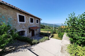 Property grounds - Stone House in Dobrec with Sea Views (Lovran)