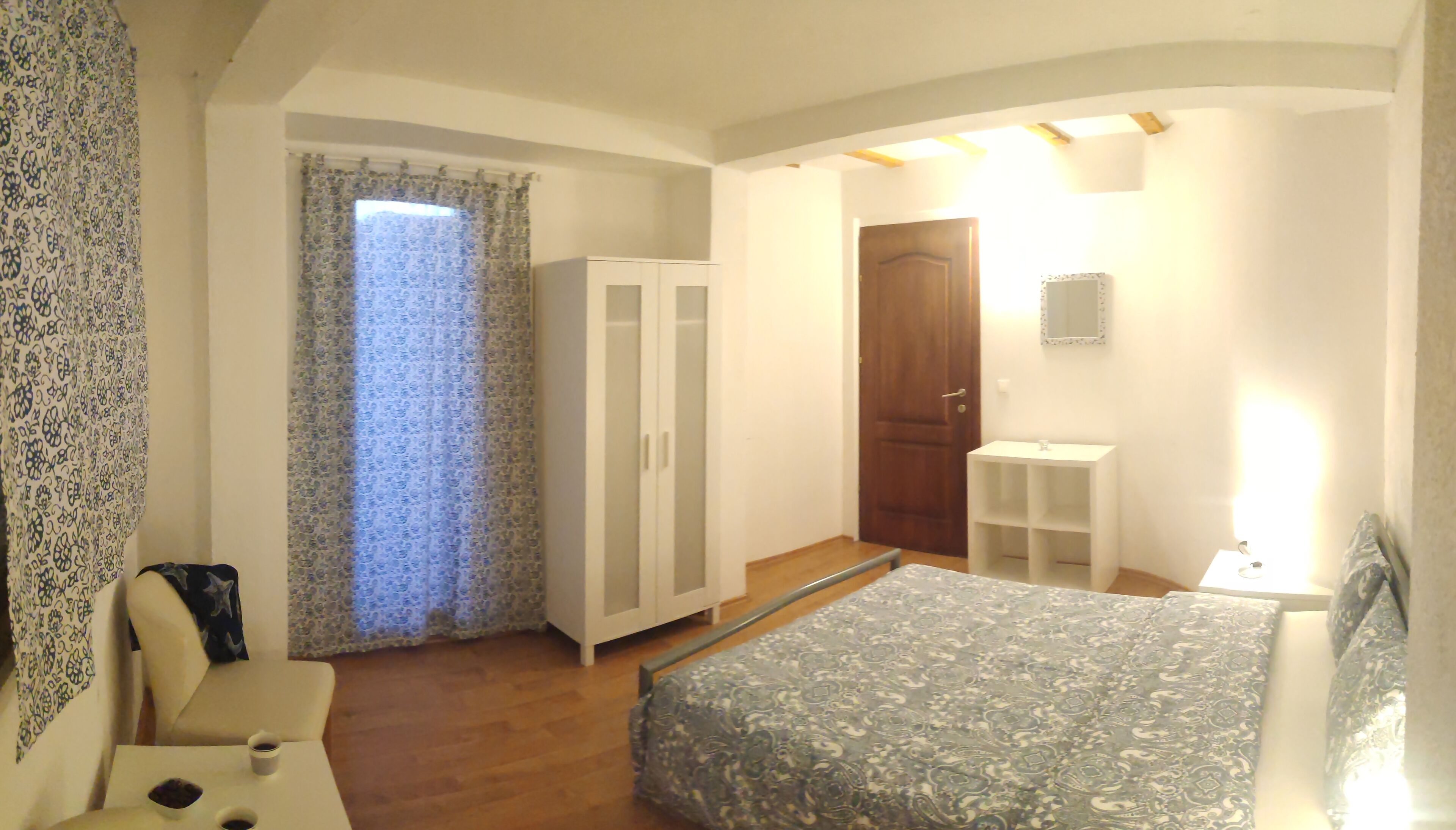 Une chambre à coucher comprenant un lit, une armoire, un bureau et une salle de bain.