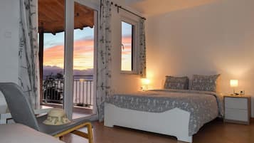 Double Room With The Lake View | ์ฑ
์, ๋ค๋ฆฌ๋ฏธ/๋ค๋ฆฌ๋ฏธํ, ๋ฌด๋ฃ WiFi, ์นจ๋ ์ํธ