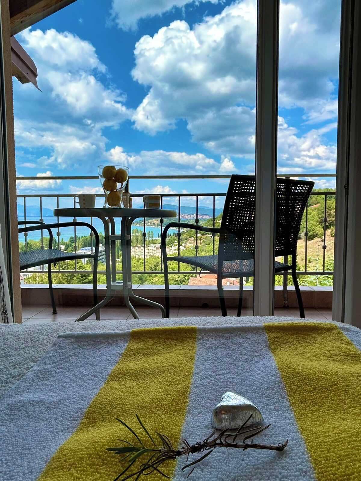 Double Room With The Lake View | Escritorio, tabla de planchar con plancha, wifi gratis y ropa de cama