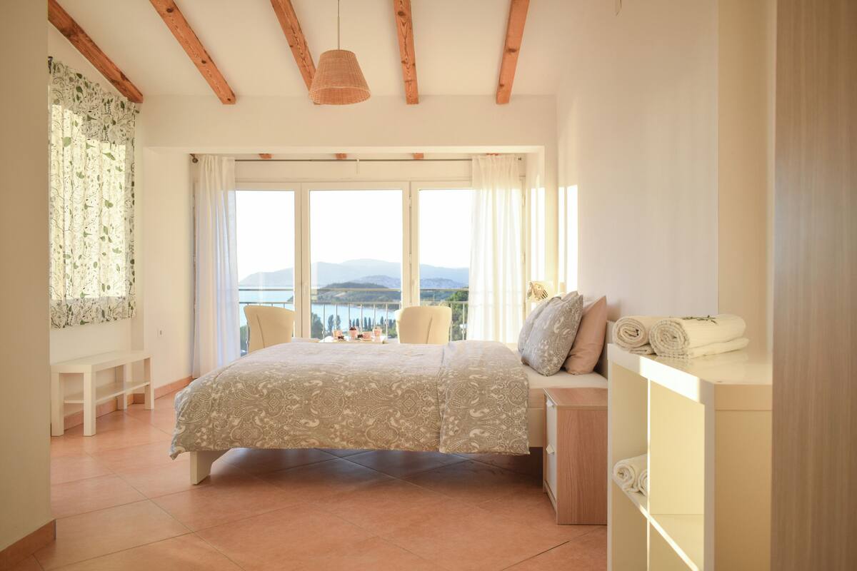 Double Room With The Lake View | مكتب ومكواة/لوح كي وواي فاي مجانًا وملاءات أسرّة